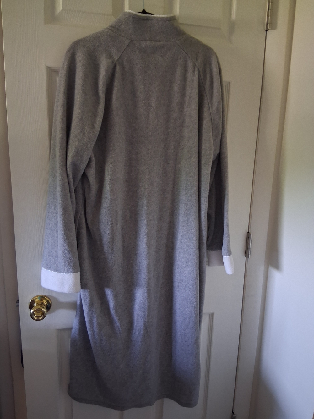 Cozy Women's Gray Zip-Front Fleece Robe - Picture 4 of 6